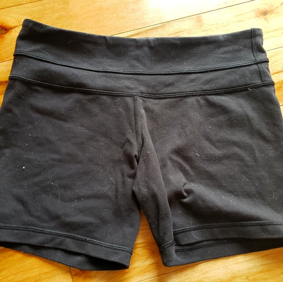 Lululemon size 6 shorts (regular length) - Picture 1 of 3